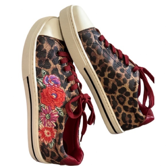 NWT Brighton UPTOWN SPOTS
Spots Floral Embroidered Leopard Print Sneakers